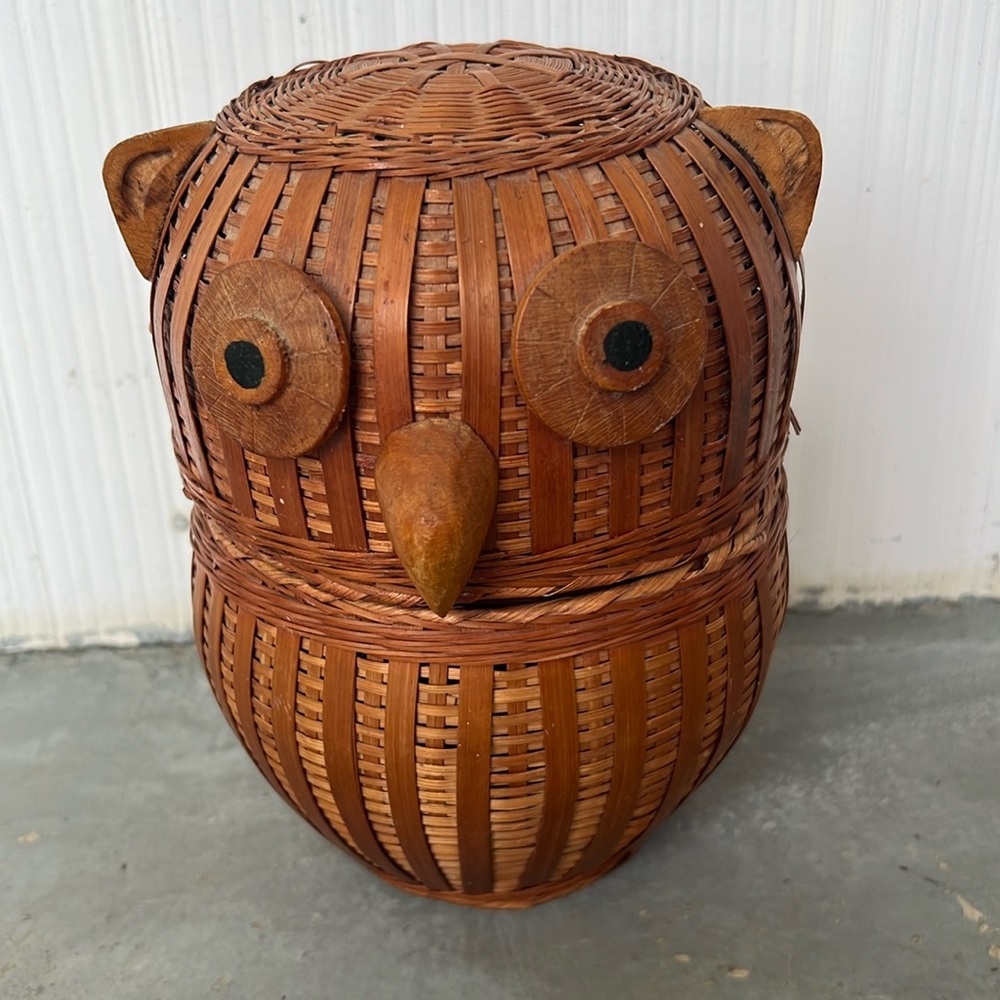 Vintage wicker woven brown owl basket with lid 8 in tall storage decor